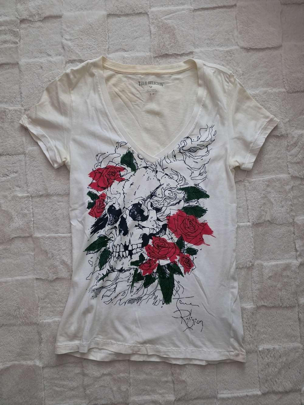 True Religion White Deep V-Neck Skull & Rose Graphic Tee - Red & Green